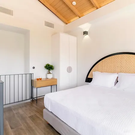 13 Keys Suites Hotel 3*