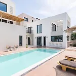 מלון 13 Keys Suites 3*