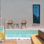 13 Keys Suites מלון 3*