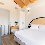 13 Keys Suites מלון 3*