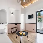13 Keys Suites נידרי