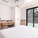מלון 13 Keys Suites נידרי