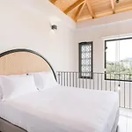 מלון 13 Keys Suites נידרי