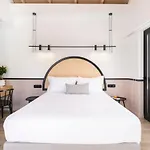 13 Keys Suites מלון 3*