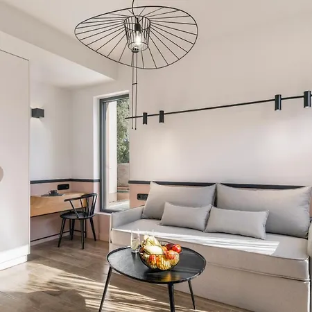 13 Keys Suites מלון נידרי