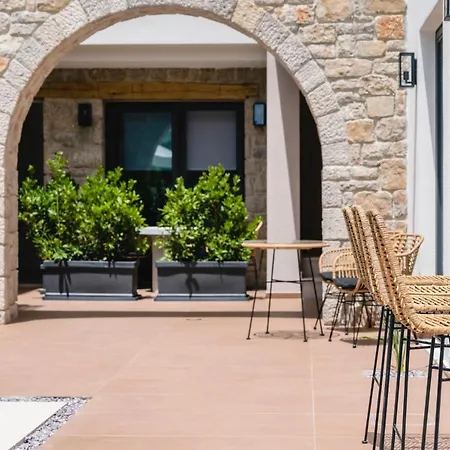 13 Keys Suites מלון נידרי