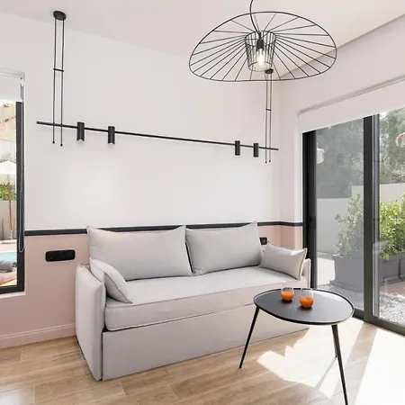 13 Keys Suites מלון נידרי